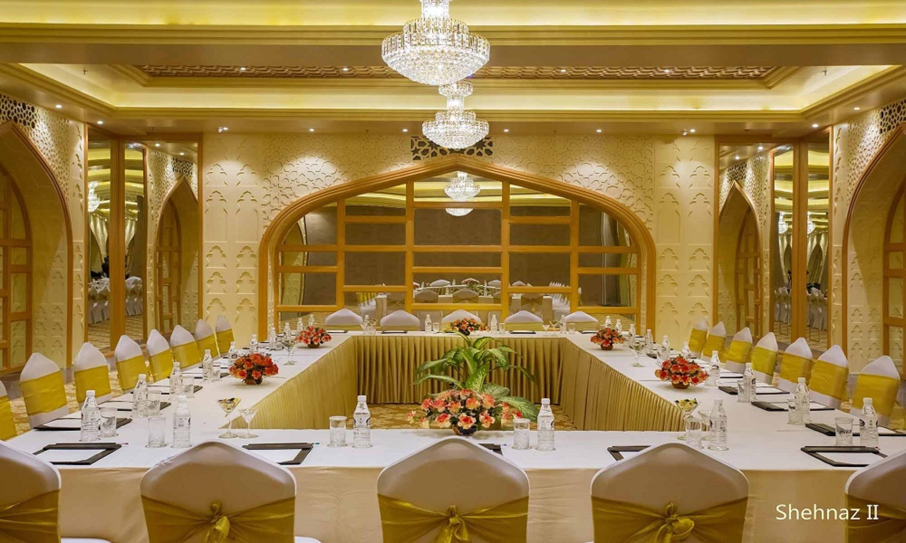 Hotel Clarks Shiraz Agra  Bagian luar foto
