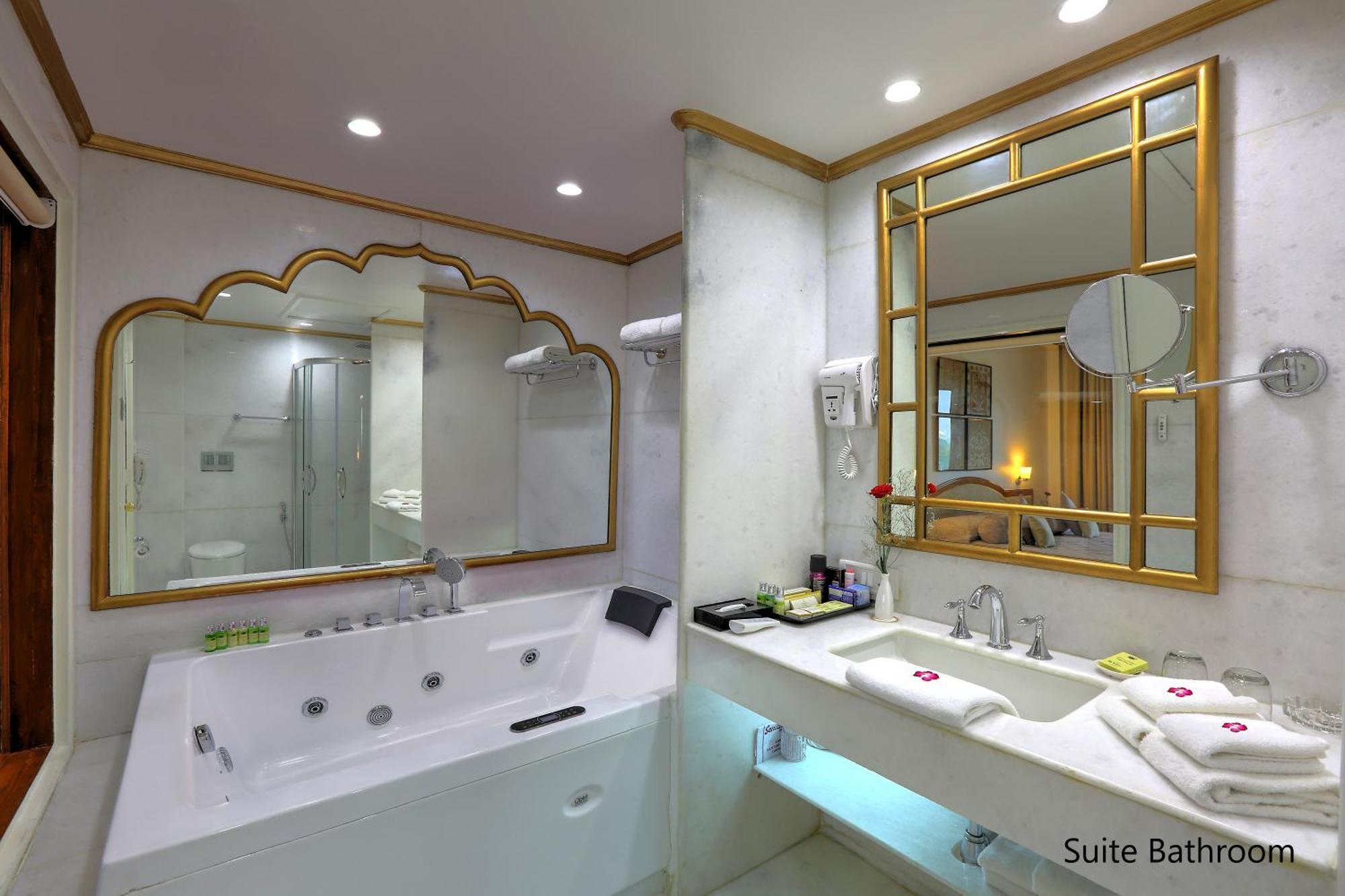 Hotel Clarks Shiraz Agra  Bagian luar foto