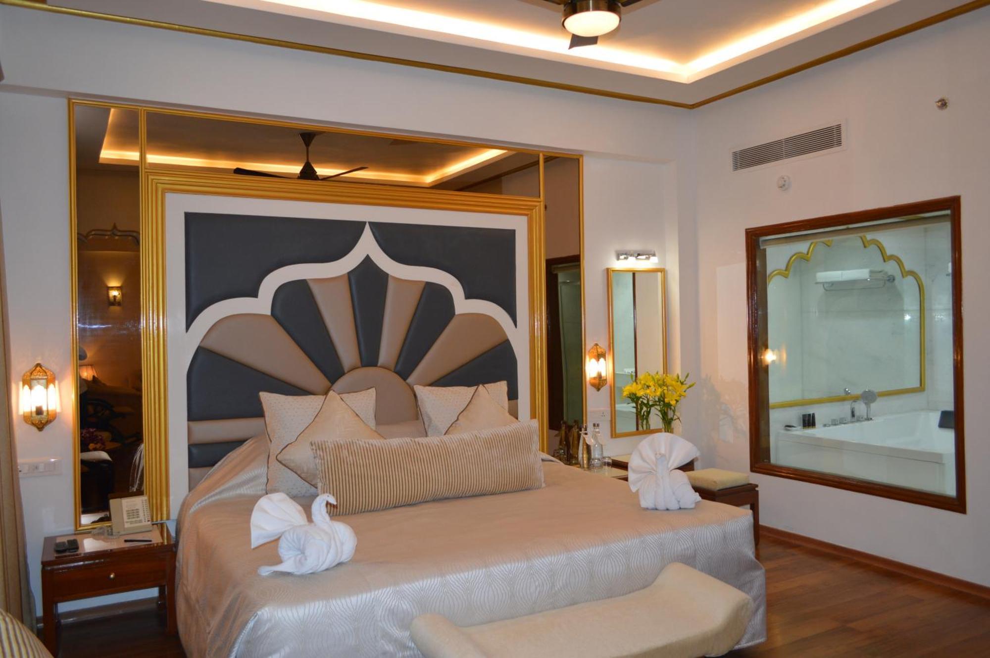 Hotel Clarks Shiraz Agra  Bagian luar foto
