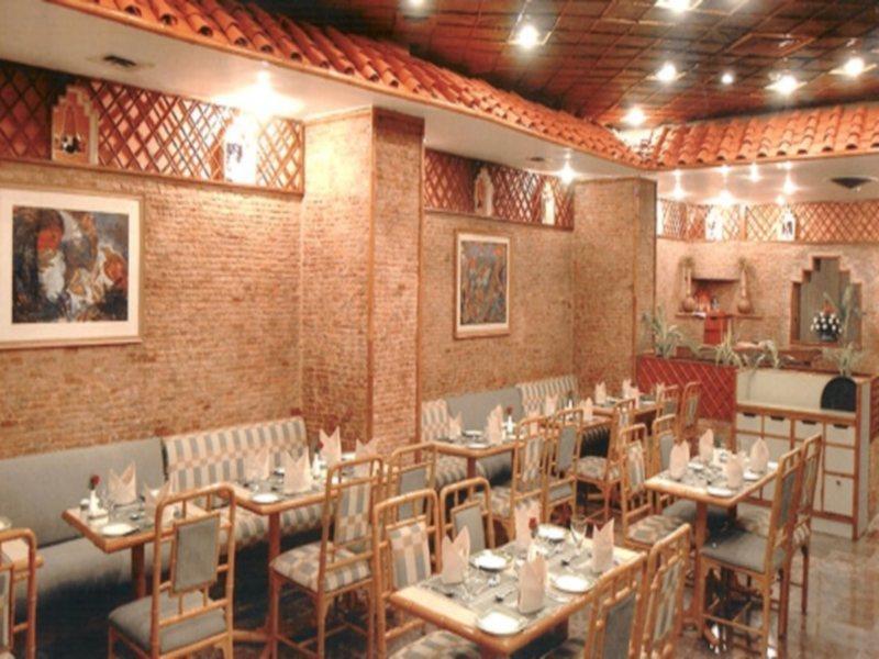 Hotel Clarks Shiraz Agra  Bagian luar foto