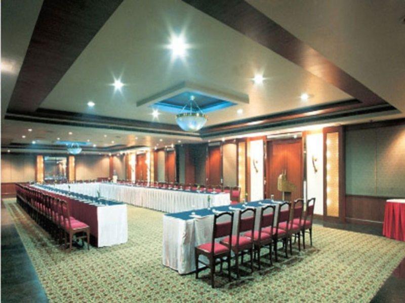Hotel Clarks Shiraz Agra  Bagian luar foto