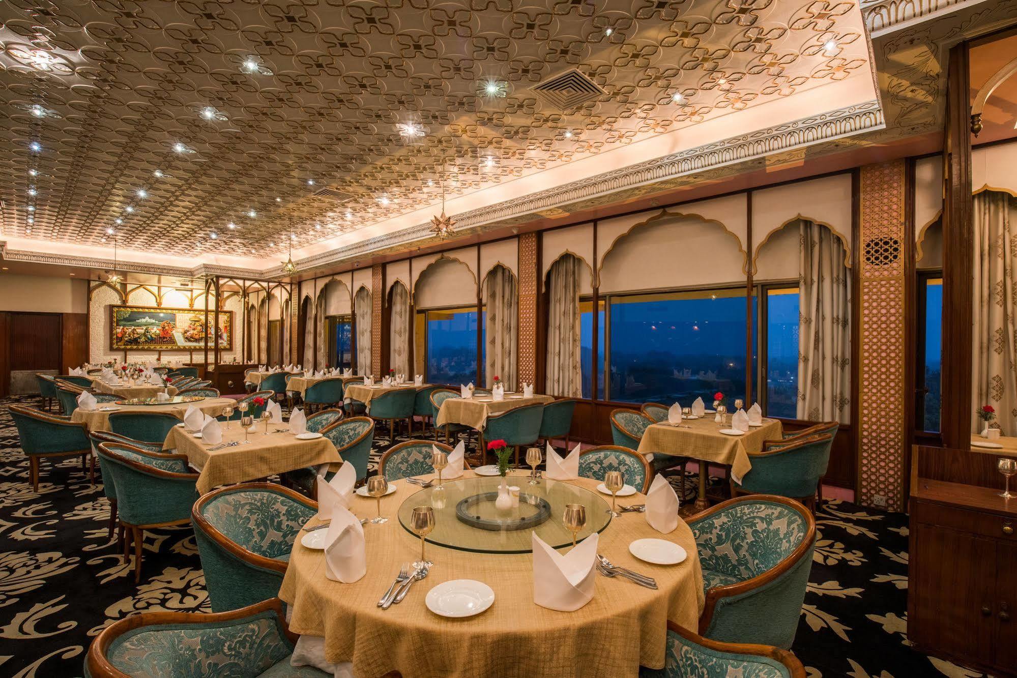 Hotel Clarks Shiraz Agra  Bagian luar foto
