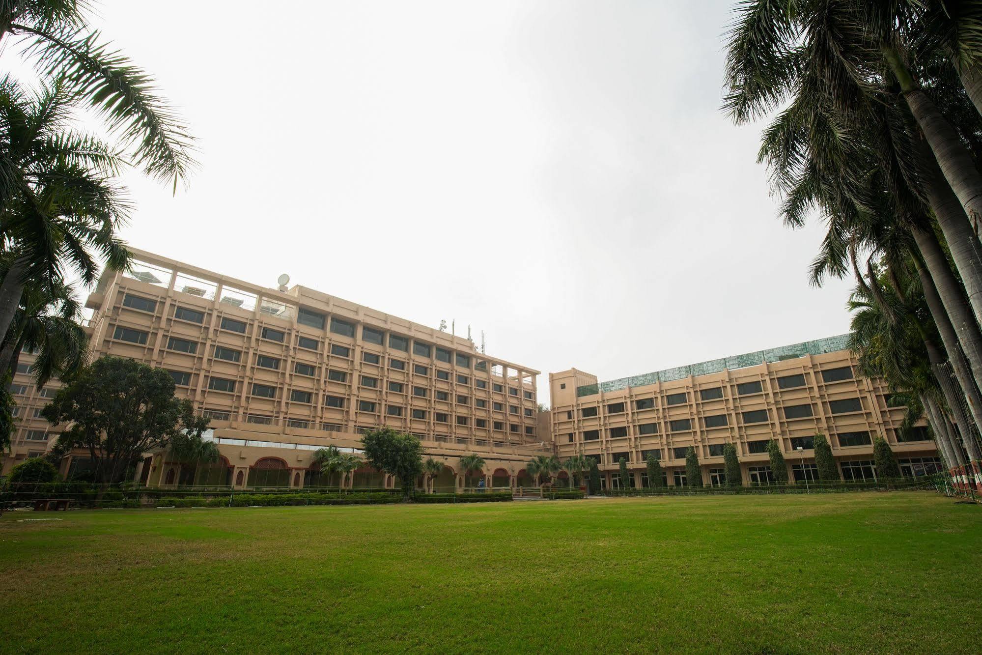 Hotel Clarks Shiraz Agra  Bagian luar foto