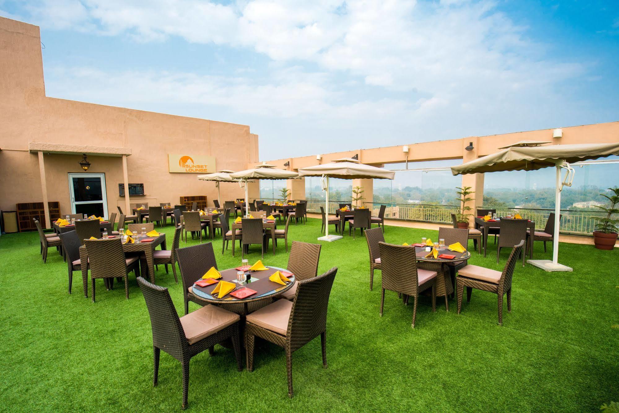 Hotel Clarks Shiraz Agra  Bagian luar foto