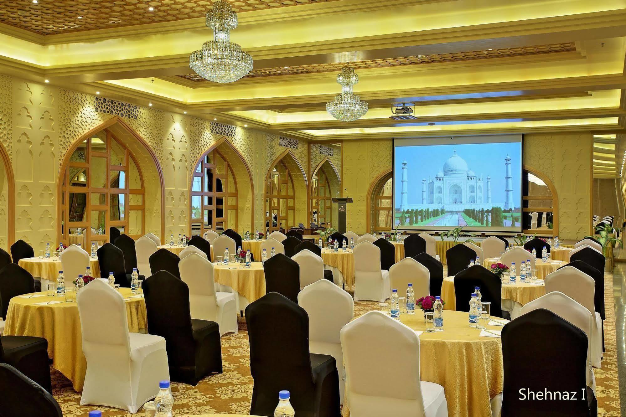 Hotel Clarks Shiraz Agra  Bagian luar foto