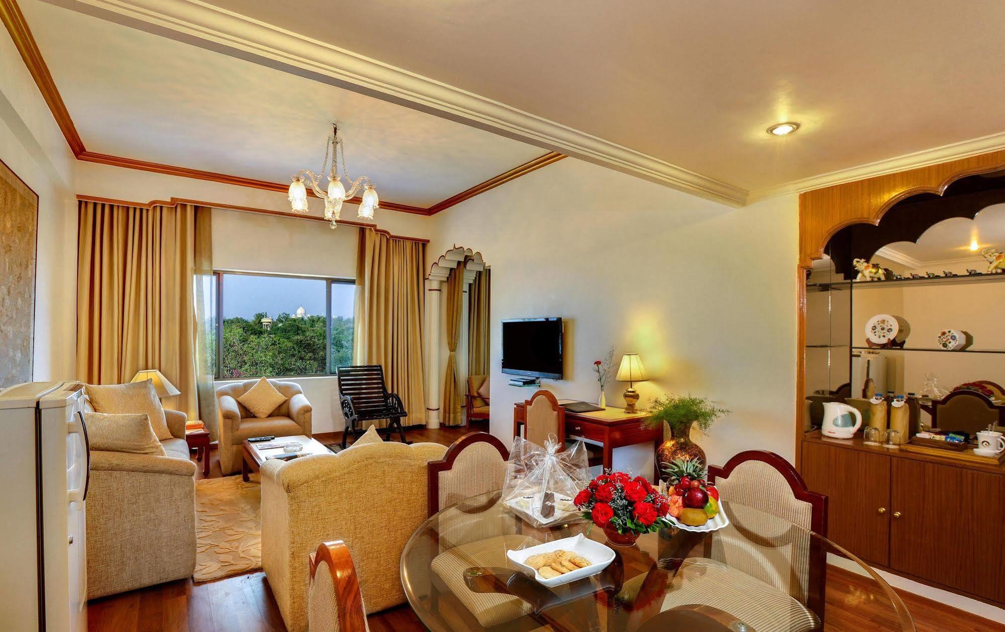 Hotel Clarks Shiraz Agra  Bagian luar foto