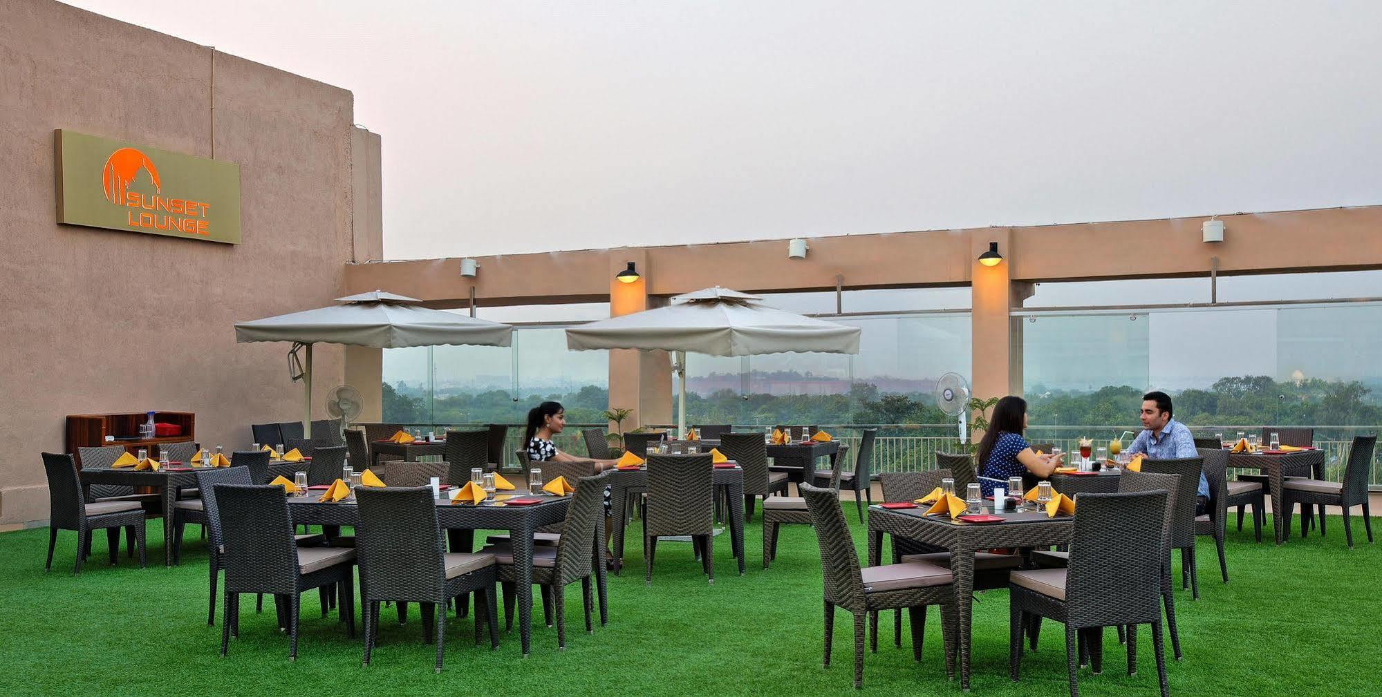 Hotel Clarks Shiraz Agra  Bagian luar foto