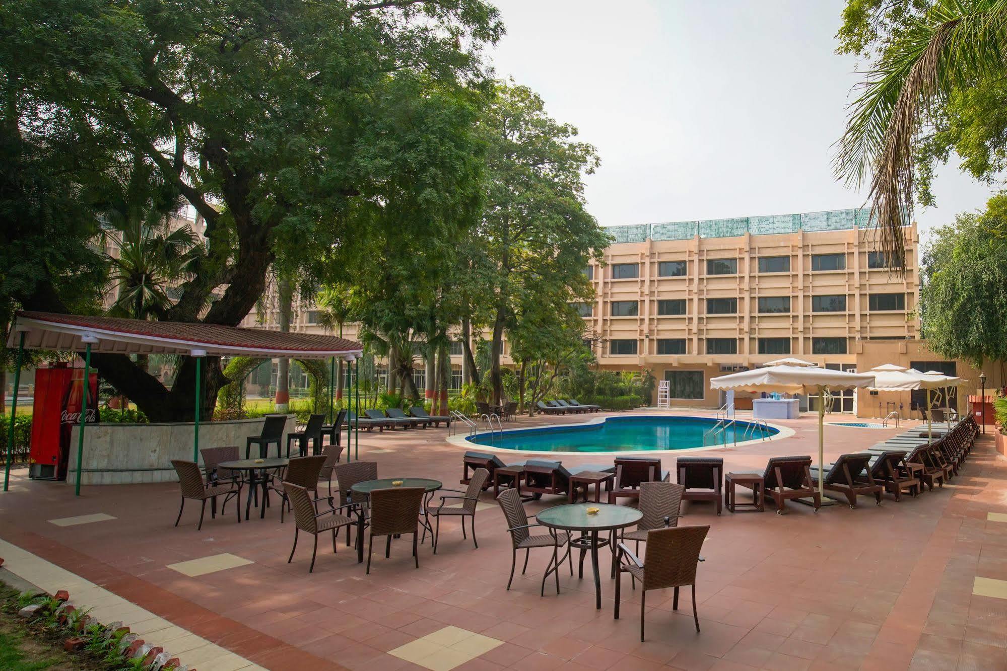 Hotel Clarks Shiraz Agra  Bagian luar foto