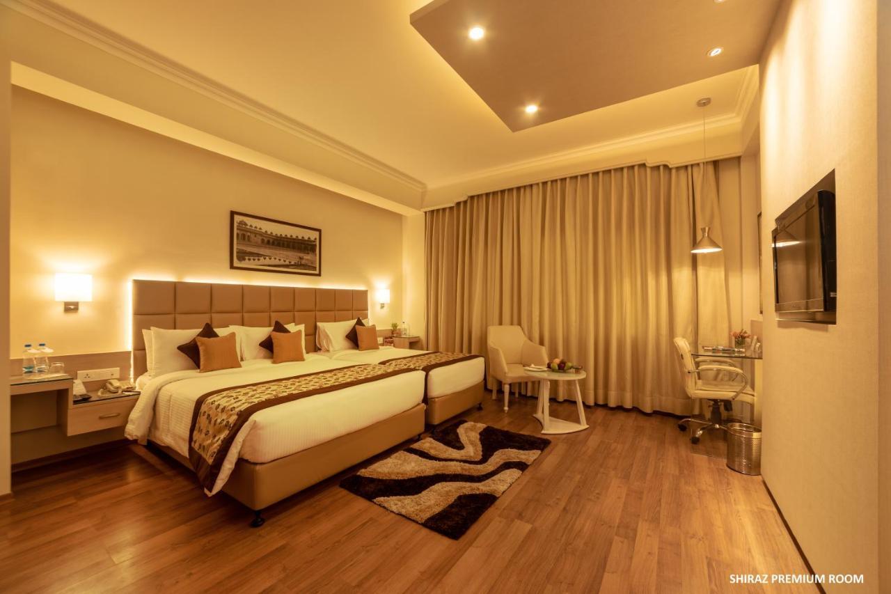 Hotel Clarks Shiraz Agra  Bagian luar foto